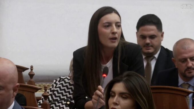 Deputetet e Fierit marrin “kontrollin” e grupit të PS në Kuvend, Zegjine Caushi dhe Kiduina Zaka i japin leksione opozitës. Ç’nuk u pa nga seanca